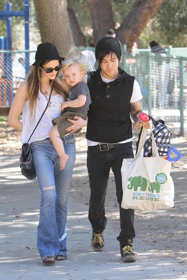 Ashlee Simpson-Wentz, white tank top, jeans, flip flops, black fedora, Pete Wentz